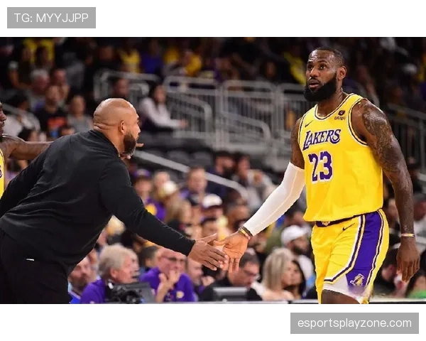 观点:湖人近期连胜背后,哈姆教练对退防轮转的调整成效显著 观点:湖人近期连胜背后,哈姆教练对退防轮转的调整成效显著